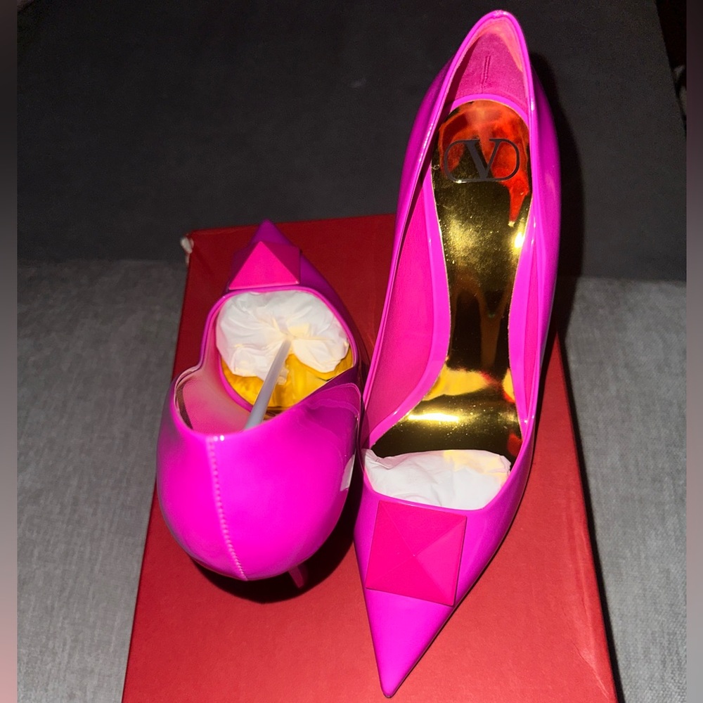 BRAND NEW !! Valentino One Pump Roman Stud size 40